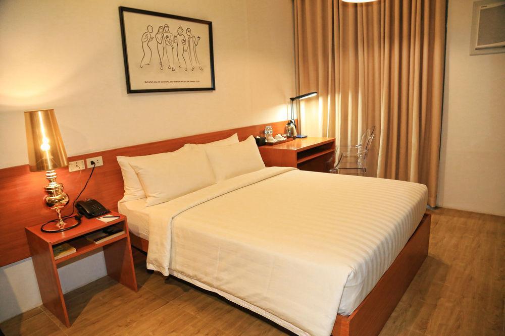Big Hotel Cebu Stadt Exterior foto